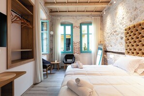 A bedroom with a bed, a desk, and a chair. - La Luna della Loggia A1 (Rethymno)