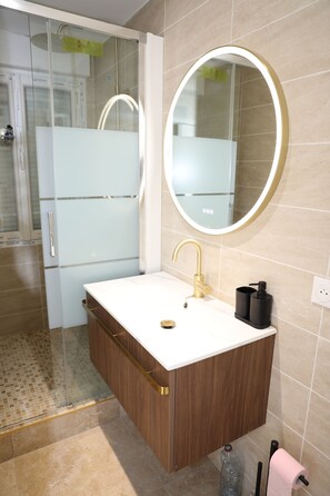 Sèche-cheveux, serviettes fournies, savon, papier toilette