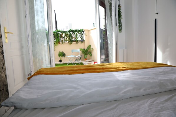 1 dormitori, planxa i posts de planxar, wifi i roba de llit