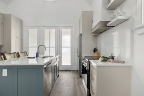 Køleskab, mikrobølgeovn, ovn, kogeplade