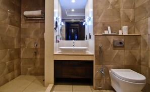 Shower, hair dryer, slippers, towels - Hotel Dhroov By Mystical Views (Shimla)