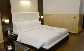 Desk, laptop workspace, soundproofing, free WiFi - Hotel Dhroov By Mystical Views (Shimla)