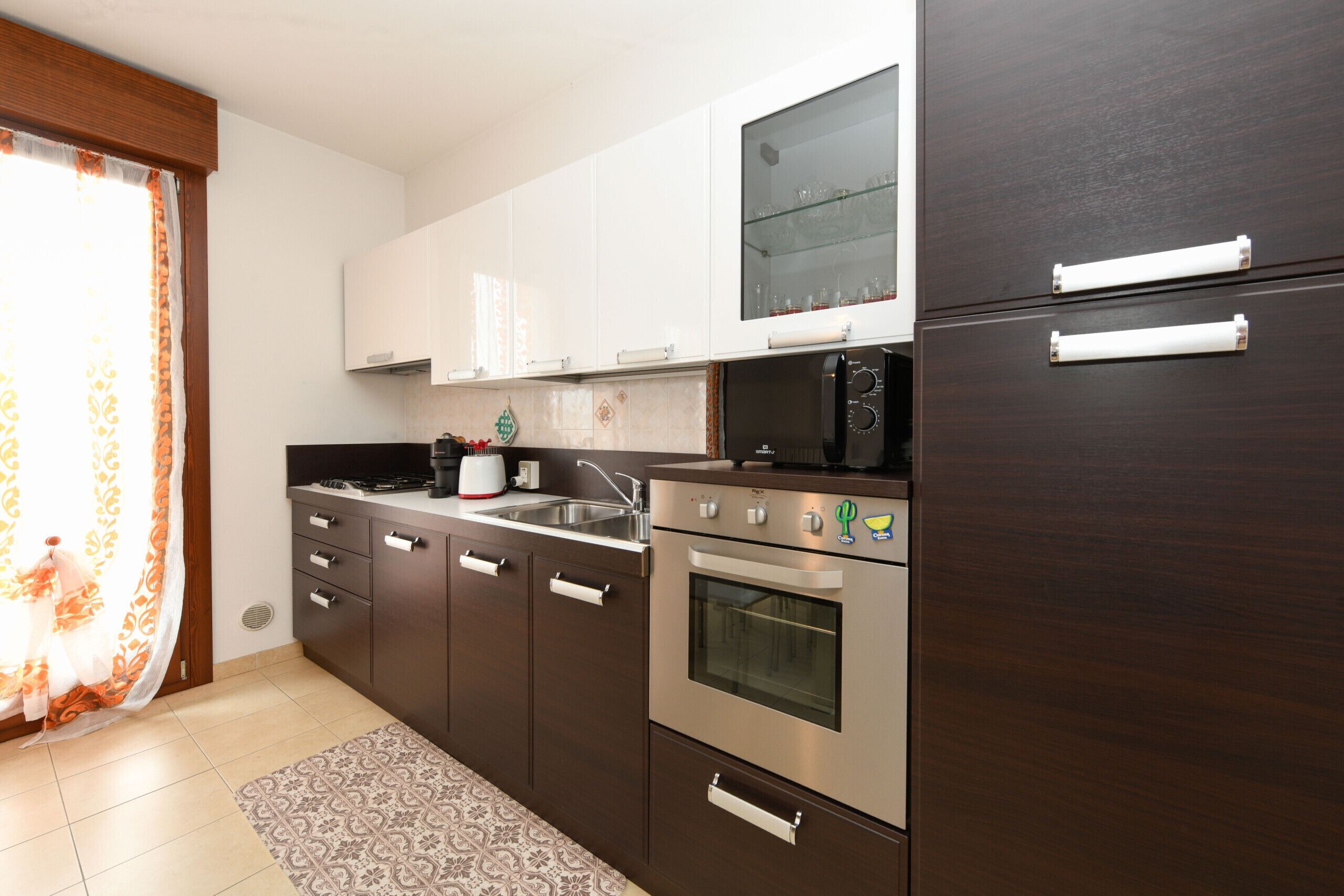 Kühlschrank, Mikrowelle, Ofen, Geschirrspüler