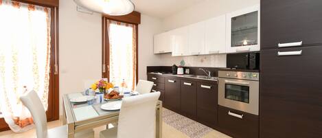 Kühlschrank, Mikrowelle, Ofen, Geschirrspüler