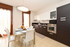 Kühlschrank, Mikrowelle, Ofen, Geschirrspüler