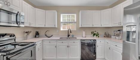 Een koelkast, een microgolfoven, een oven, een kookplaat