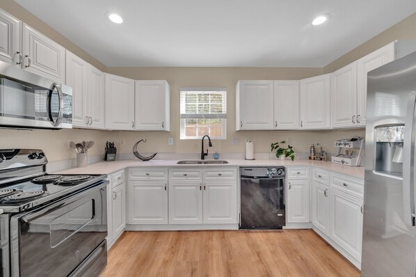 ثلاجة، ميكروويف، فرن، موقد طهي مسطح