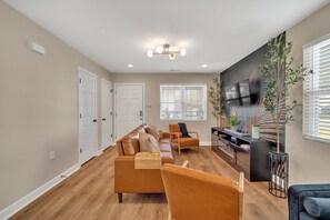 تلفزيون، مدفأة، ألعاب فيديو، مكتب