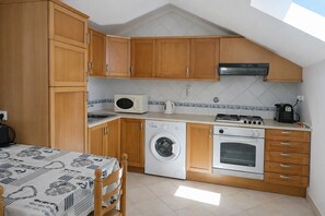 Fridge, microwave, oven, coffee/tea maker - T0 Condomínio jardim da Oura, A/c, piscinas, terra (Albufeira)