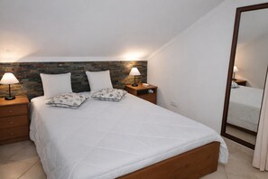 Iron/ironing board, free WiFi, bed sheets
