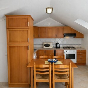 Kühlschrank, Mikrowelle, Ofen, Wasserkocher mit Kaffee-/Teezubehör