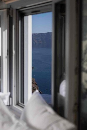 1 habitación, sistema de insonorización y tabla de planchar con plancha