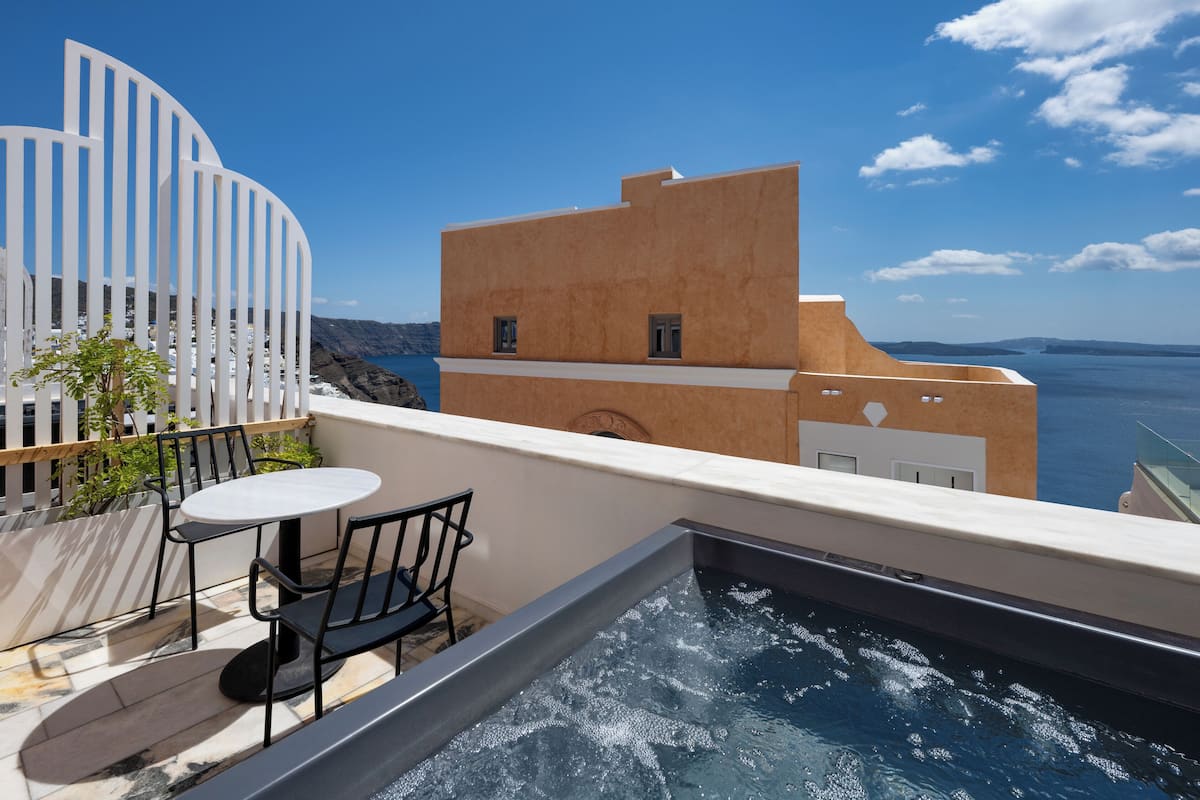 Junior Suite with Outdoor Hot Tub and Partial Caldera View | シティ ビュー