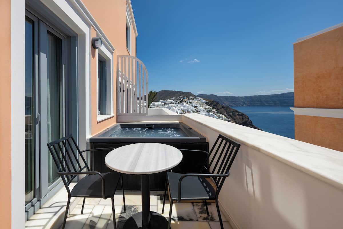 Honeymoon Suite with Outdoor Hot Tub and Caldera View | 1 室のベッドルーム、エジプト綿のシーツ、高級寝具、デスク