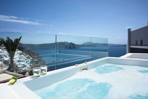 Armonoia Cycladic Villa with Outdoor Hot Tub and Caldera View | Terrace/patio - ArmonOia Suites Santorini (Santorini)