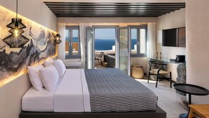 Un dormitorio moderno con cama, escritorio y televisor.