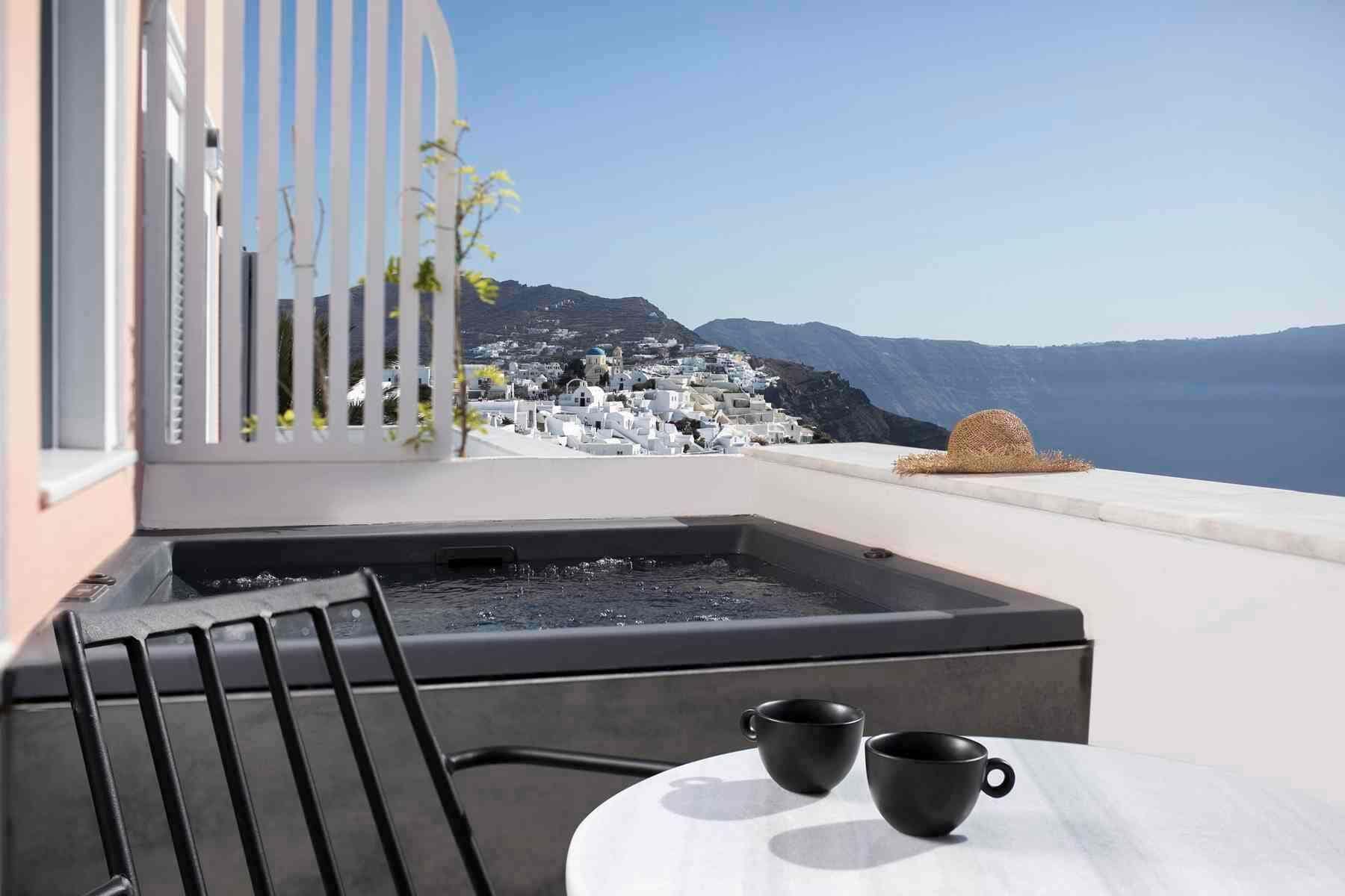 Honeymoon Suite with Outdoor Hot Tub and Caldera View | テラス / パティオ