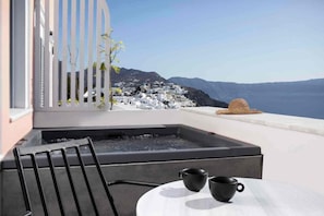 Honeymoon Suite with Outdoor Hot Tub and Caldera View | Terrace/patio - ArmonOia Suites Santorini (Santorini)