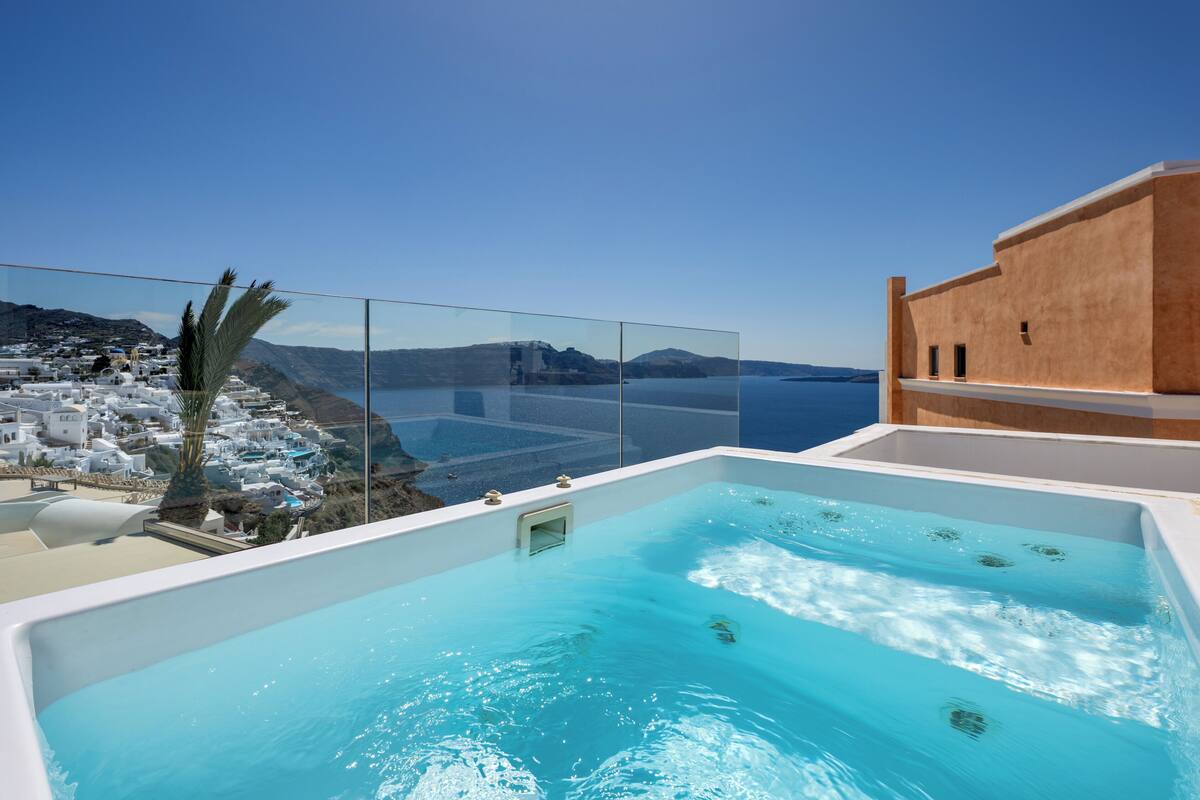 Armonoia Cycladic Villa with Outdoor Hot Tub and Caldera View | 1 室のベッドルーム、エジプト綿のシーツ、高級寝具、デスク