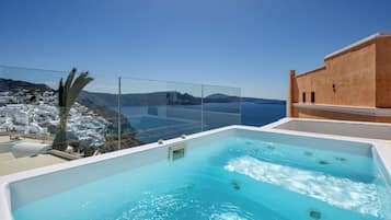 Armonoia Cycladic Villa with Outdoor Hot Tub and Caldera View | 1 Schlafzimmer, Bettwäsche aus ägyptischer Baumwolle