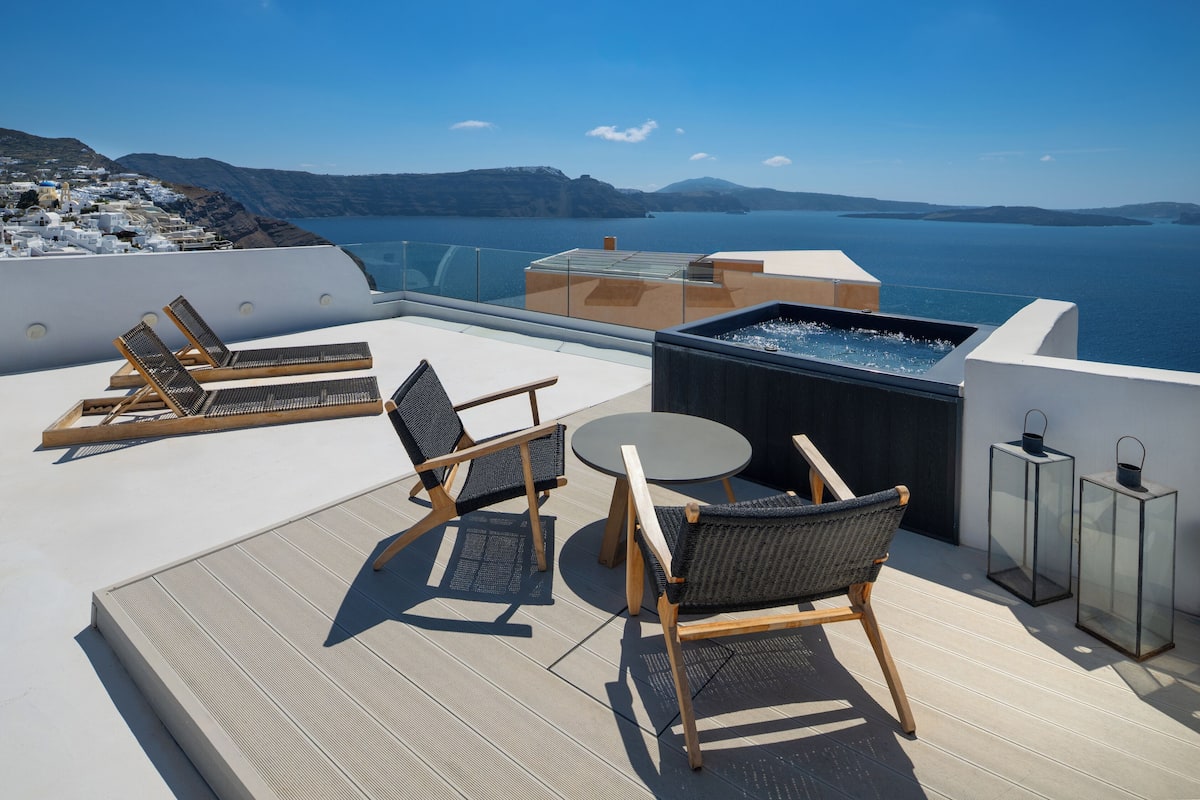Panoramic Suite with Outdoor Hot Tub and Caldera View | 1 室のベッドルーム、エジプト綿のシーツ、高級寝具、デスク