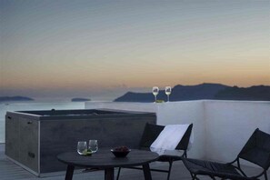 Panoramic Suite with Outdoor Hot Tub and Caldera View | Terrace/patio - ArmonOia Suites Santorini (Santorini)