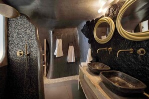 Deluxe Cave Villa with Private Dome Hot Tub, Caldera and Sunset View | 浴室 | 淋浴設備、風筒、提供毛巾、番梘