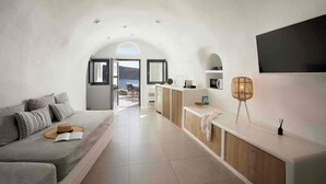 Deluxe Cave Villa with Private Dome Hot Tub, Caldera and Sunset View | 起居区