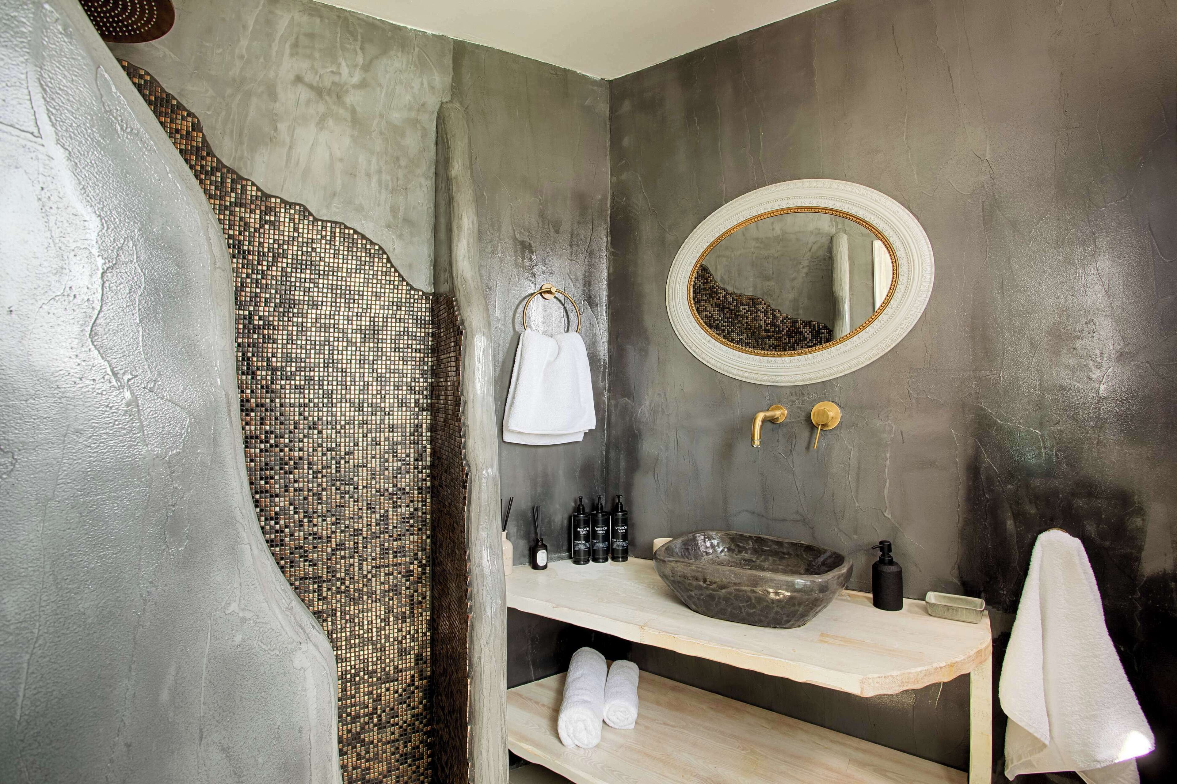 Junior Cave Suite with Outdoor Hot Tub, Caldera and Sunset View | Badezimmer | Dusche, Haartrockner, Handtücher, Seife