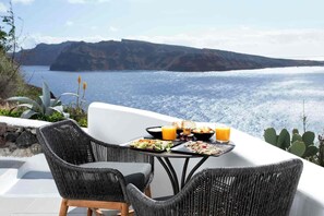 Junior Cave Suite with Outdoor Hot Tub, Caldera and Sunset View | 露台