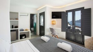 Junior Cave Suite with Outdoor Hot Tub, Caldera and Sunset View