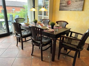 Dining - This spacious Mediterranean-style vacation home is located in Aida Park in the North Sea resort of Tossens. (Tossens)