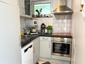 Fridge, microwave, oven, stovetop - This spacious Mediterranean-style vacation home is located in Aida Park in the North Sea resort of Tossens. (Tossens)