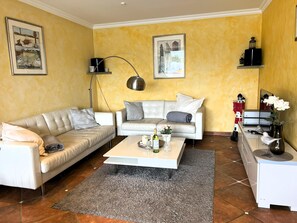 DVD player, books - This spacious Mediterranean-style vacation home is located in Aida Park in the North Sea resort of Tossens. (Tossens)