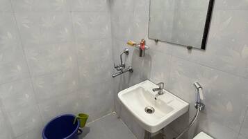Studio, 1 Bedroom, Smoking, Mountain View | Bathroom