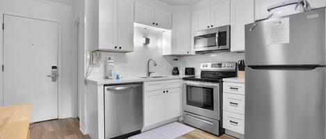 Geladeira, micro-ondas, cooktop, lava-louças