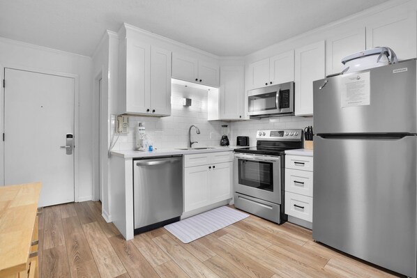 Kühlschrank, Mikrowelle, Herdplatte, Geschirrspüler