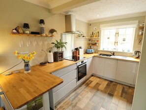 Dishwasher, cookware/dishes/utensils - Willow View (Woodhall Spa)