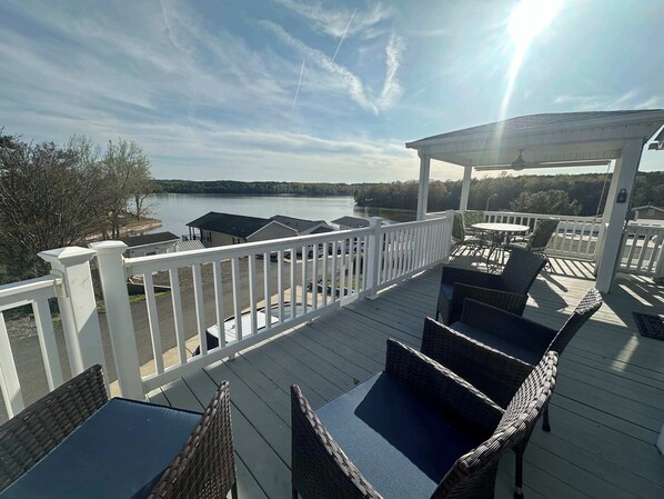 Terrace/patio - Badin Shores Resort - Excellent Lake View Home - Pools & Lots of Amenities - Gre (New London)