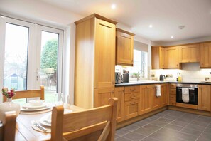 Opvaskemaskine, køkkentøj/tallerkener/redskaber