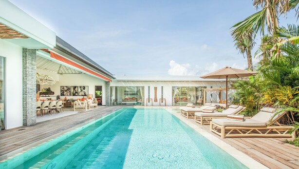 A modern pool area with lounge chairs and a bar area. - Swiss 2 Villa in Dalung (Tibubeneng)