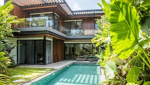 A modern two-story house with a swimming pool, large windows, and a balcony. - Noma 5 Victum in Pererenan (Pererenan)