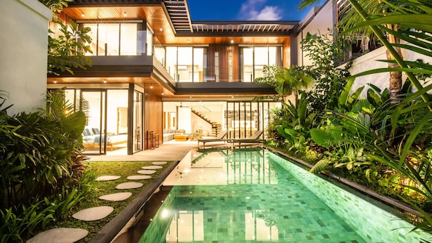 A modern house with a swimming pool, outdoor seating, and lush greenery. - Noma 5 Victum in Pererenan (Pererenan)