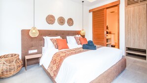 Een moderne slaapkamer met een groot bed, nachtkastjes, een geweven mand en een houten garderobe.