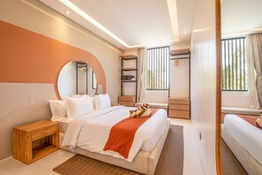Una habitación de hotel moderna con una cama grande, una mesita de noche de madera, un espejo y una ventana con cortinas.