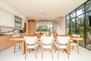 Room - Mateo Villa Marvelous 6BR 2 Mins to Beach (Tibubeneng)