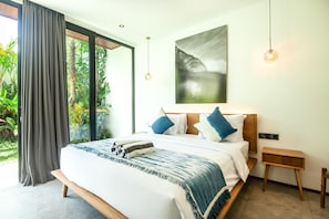 Een moderne slaapkamer met een groot bed, een houten hoofdbord, een nachtkastje en uitzicht op groen.
