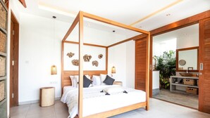 A modern bedroom with a four-poster bed, a wooden headboard, and a large mirror. - Canggu Julia 2 in Dalung (Canggu)