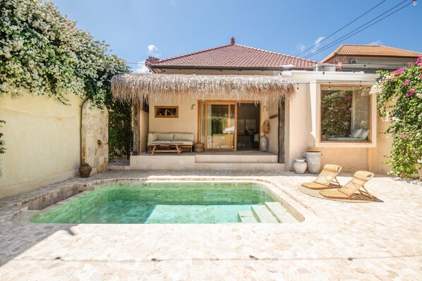 A house with a swimming pool, a covered porch, and a garden. - Xanthe 3BR Villas 2 Mins to Ulu Beach (Pecatu)