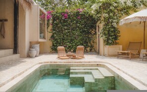 A pool area with a small pool, two wicker chairs, and a bench. - Xanthe 3BR Villas 2 Mins to Ulu Beach (Pecatu)